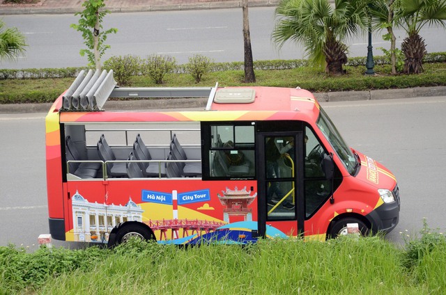 Tuyến City Tour 03 sử dụng xe buýt nhỏ 1 tầng thoáng nóc, sức chứa 20 chỗ ngồi. (Ảnh: Lấy từ trang Chính phủ)